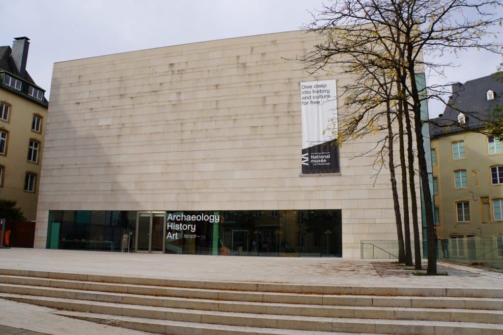 moderner Museumsbau in der historischen Altstadt