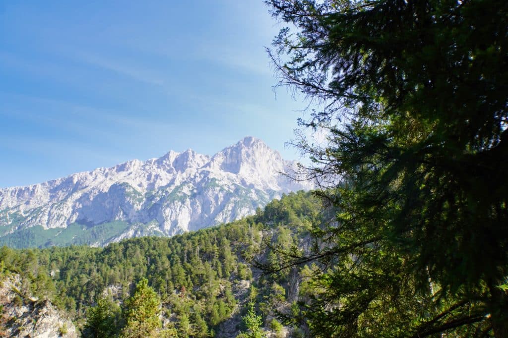 Blick auf die Alpen bei der Wanderung in der Zimmerbergklamm bei Telfs