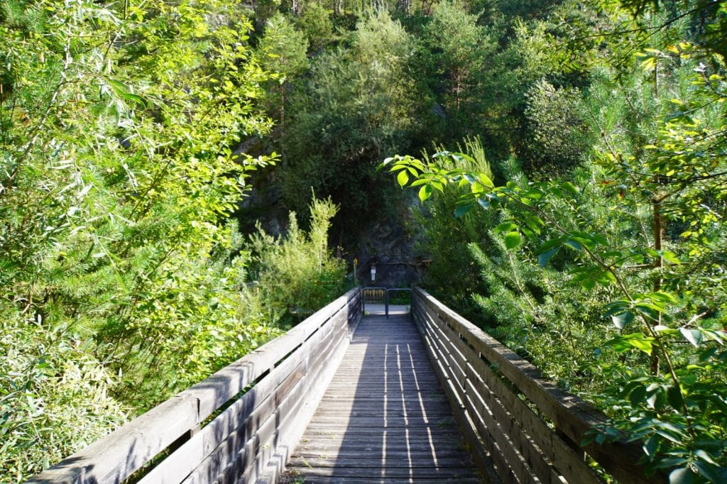 Wanderweg über die Brücke in die Klamm