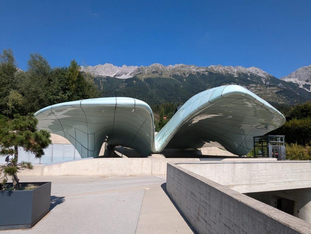 moderner Bahnhofsbau der Architektin Z.Hadid