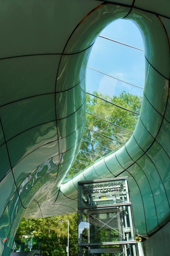 typische Formensprache von Zara Hadids Bauwerken