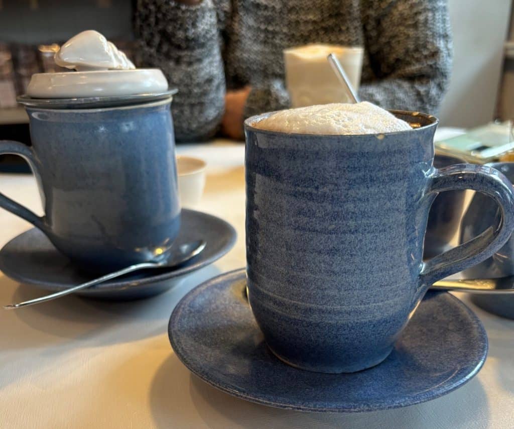 Kaffee und heiße Schoki zum Kuchen essen auf Föhr