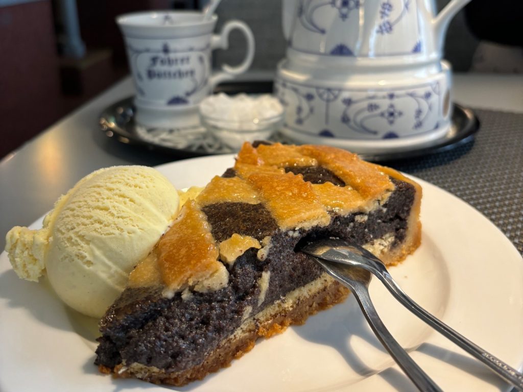 warmer Mohnkuchen mit Eis