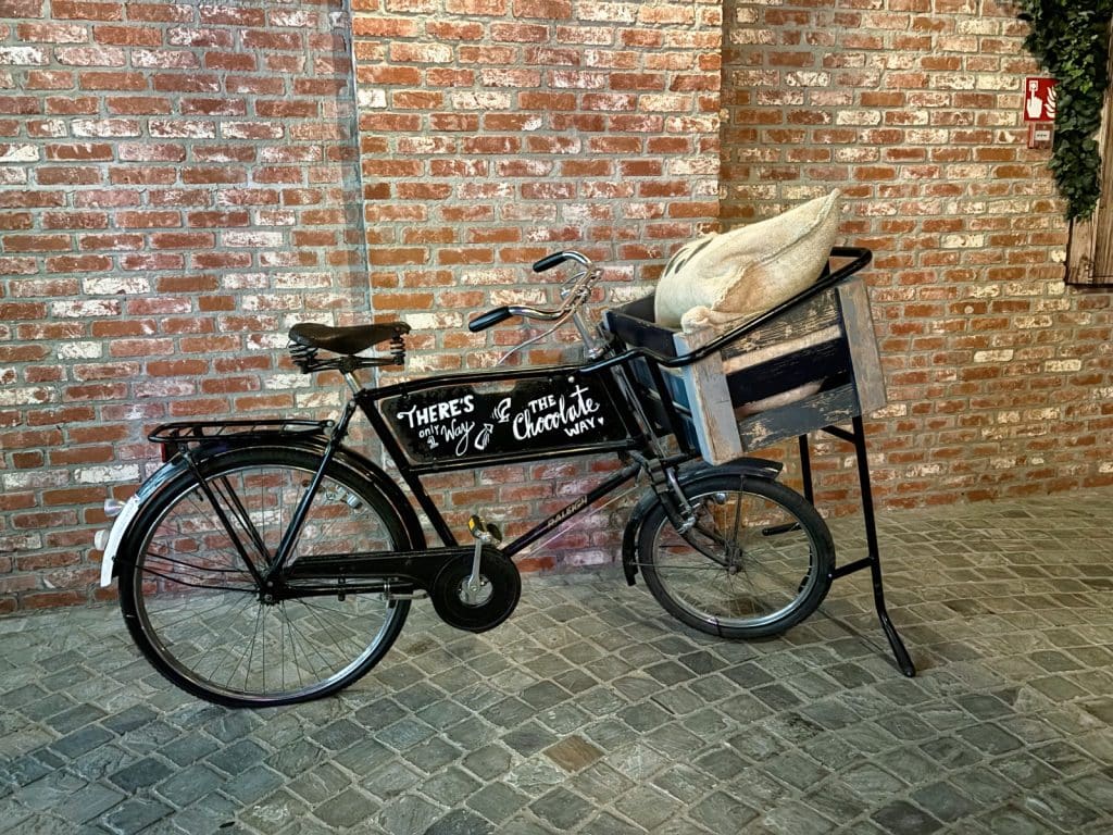 Transportfahrrad mit Kakaobohnen in der Chocolate Nation