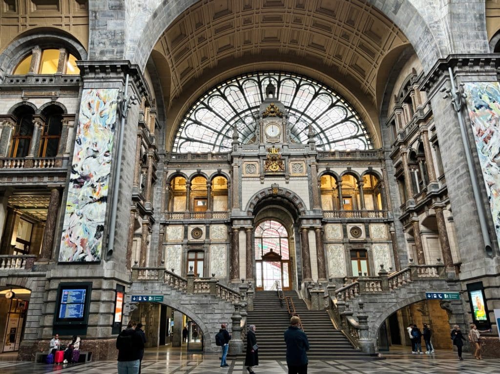 pompöse monumentale Treppe im Bahnhof von Antwerpen
