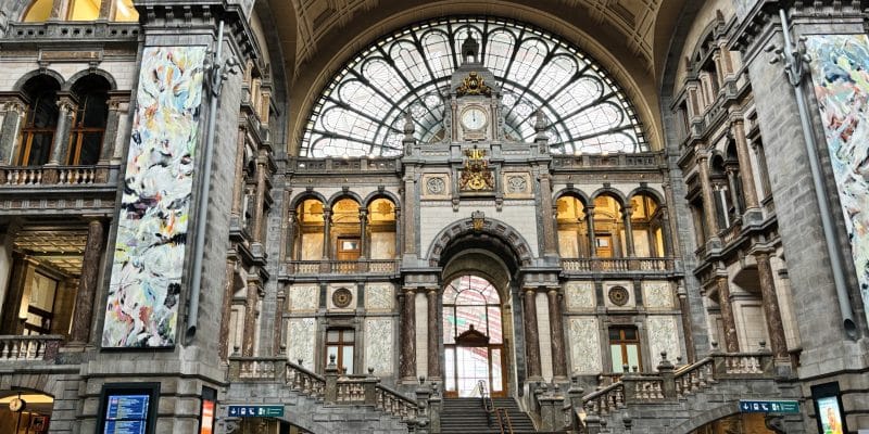 pompöse monumentale Treppe im Bahnhof von Antwerpen