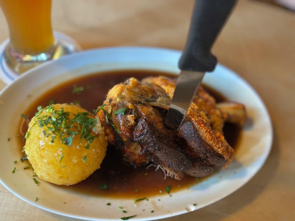 halbe Haxe mit Kloss in den Augustiner Bräustuben
