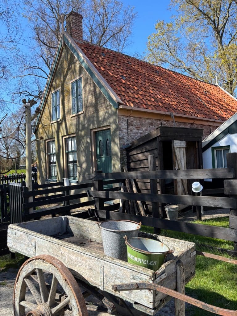 Enkhuizen Freilichtmuseum: Handkarren vor historischem Haus