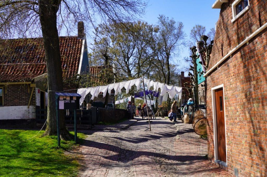 Wäschelinen über den Gassen im Zuiderzeemuseum 