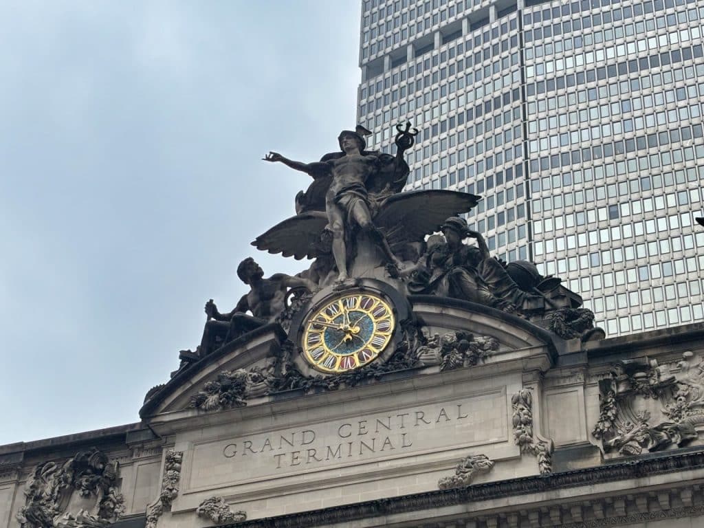 Uhr an der Fassade des Bahnhofgebäudes
