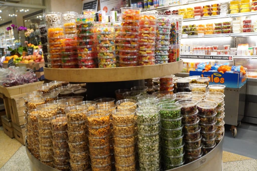 Snacks im Bahnhofssupermarkt