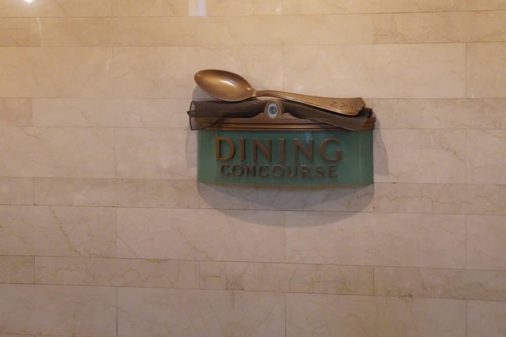 Symbol am Weg zum Foodcourt im Grand Central Terminal