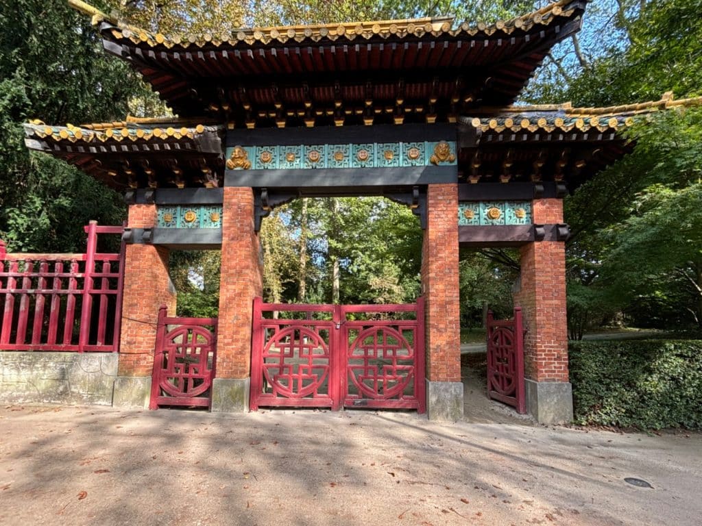 Eingang in das Parkgelände beim Japanische Turm in Brüssel