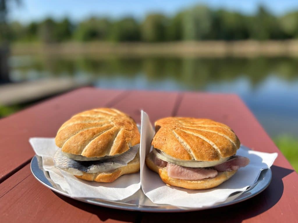 frisch belegtes Fischbrötchen, Fischereihof Berner
