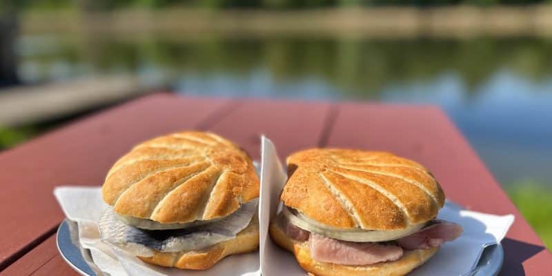 frisch belegtes Fischbrötchen, Fischereihof Berner