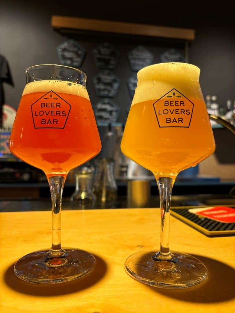 Zwei Gläser mit unterschiedlichen Biersorten, ein rötliches und ein hellgelbes, stehen auf dem Tresen der „Beer Lovers Bar“ in Antwerpen.