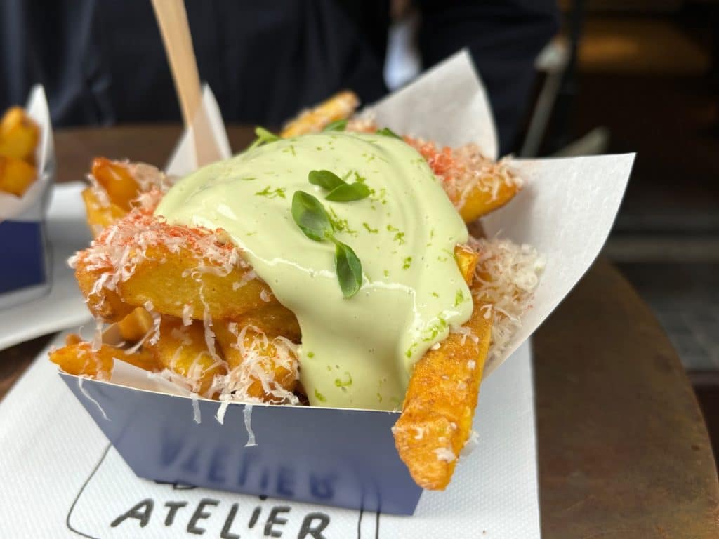 belgische Pommes Frites: mit Basilikum Mayo