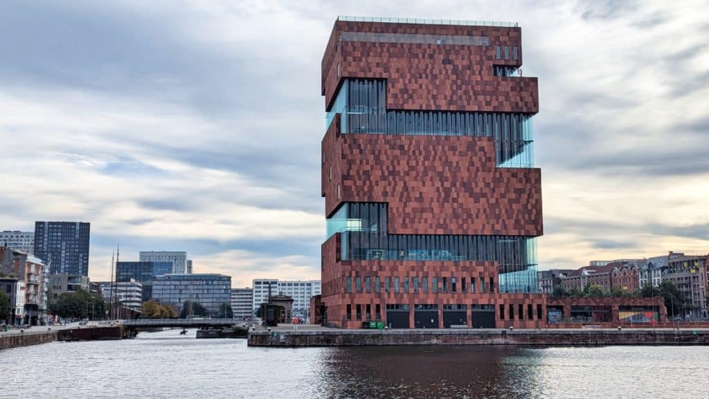 Das Museum am Strom (MAS) in Antwerpen ist ein markantes, turmartiges Gebäude aus rotem Sandstein