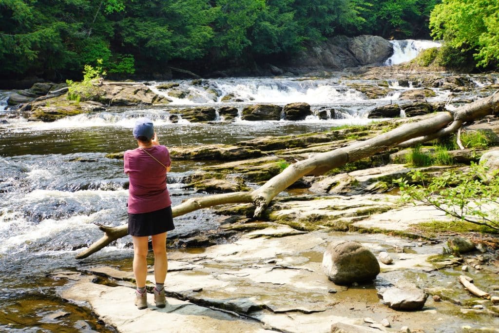 Susanne im Parc des Chutes de Sainte-Ursule