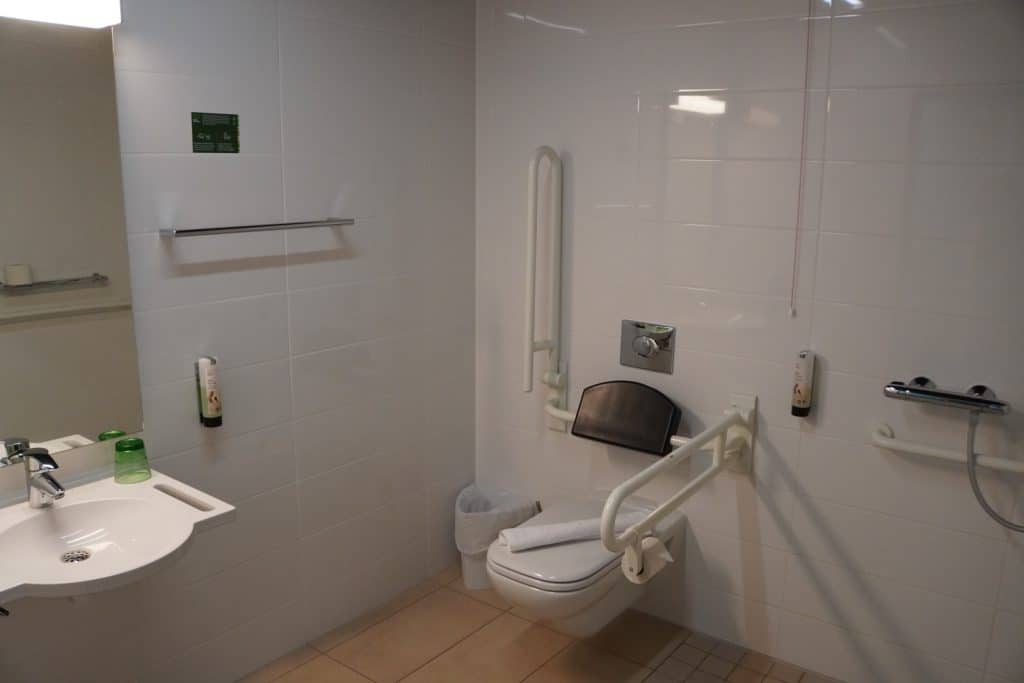 Bad im barrierefreien Zimmer im harry's home Hotel in München-Moosach