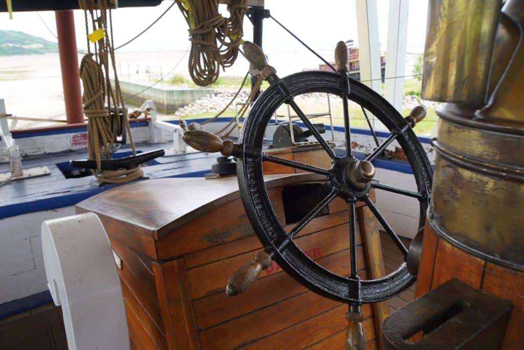 Musée Maritime de Charlevoix: Steuerrad an Deck