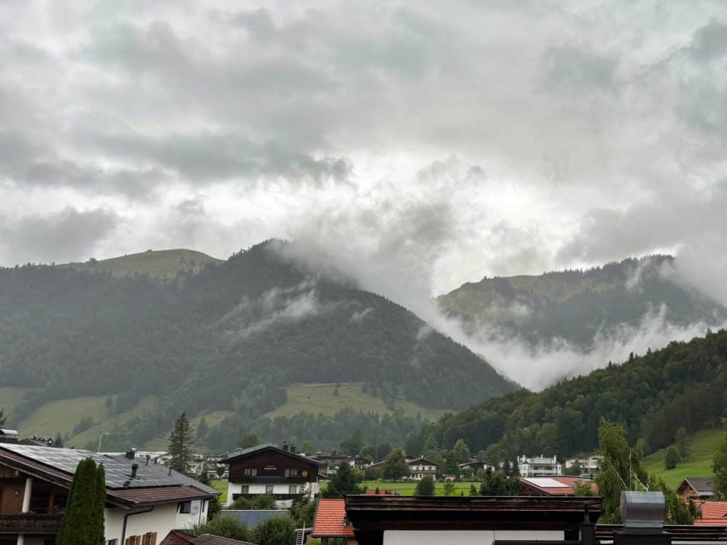 Walchsee Aktivresort: Ausblick vom Hotelbalkon bei schlechtem Wetter