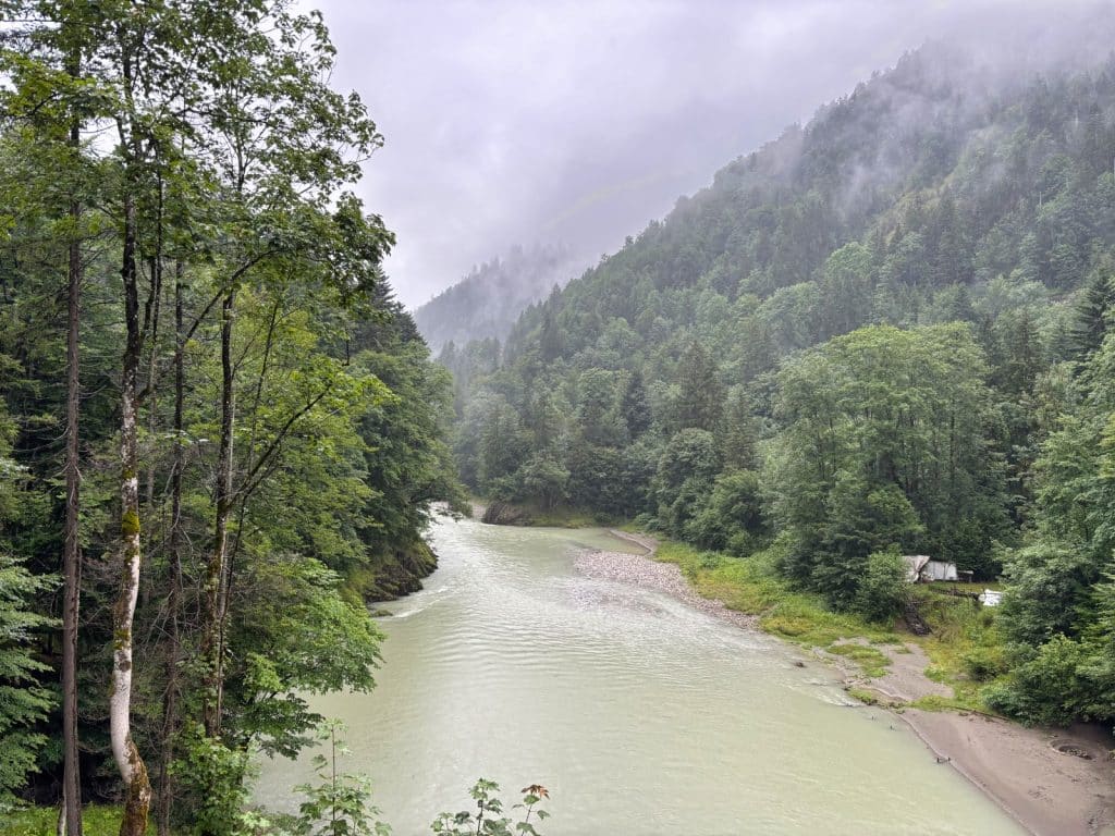 wolkenverhangerne Berge