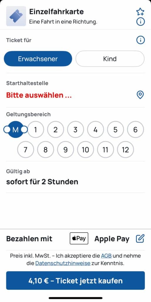 Ein Screenshot einer App zum Kauf einer Einzelfahrkarte für Erwachsene in Zone M, die ab sofort für zwei Stunden gültig ist und 4,10 € kostet. Die Benutzeroberfläche zeigt Auswahlmöglichkeiten für Zonen, die Zahlungsmethode Apple Pay und eine rote Fehlermeldung zur Auswahl der Starthaltestelle.