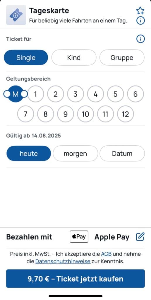 Screenshot einer App-Oberfläche zum Kauf einer MVV-Tageskarte für eine Person in der Zone M am 14.08.2025 zum Preis von 9,70 Euro mit Apple Pay als Zahlungsmethode.