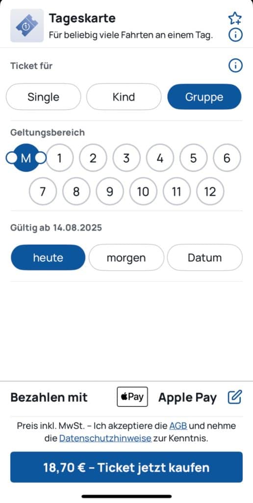 Screenshot einer App-Oberfläche zum Kauf einer Gruppen-Tageskarte für die Zone M im Münchner Verkehrsverbund zum Preis von 18,70 Euro mit Apple Pay. Die Benutzeroberfläche zeigt Auswahlmöglichkeiten für Ticketart, Geltungsbereich und Gültigkeitsdatum sowie eine Schaltfläche zum Kaufen.