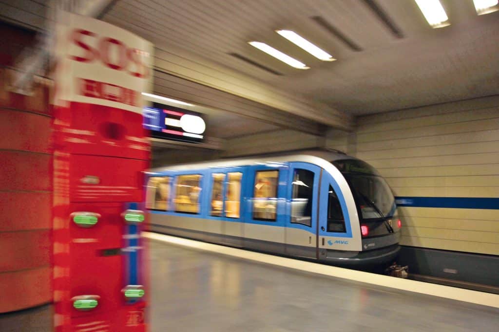 Ein einfahrender blau-silberner Zug der MVG an einem Bahnsteig in Münchnen