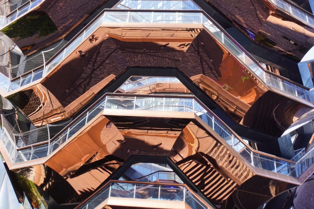 New York Vessel Spiegelungen im Kupfer