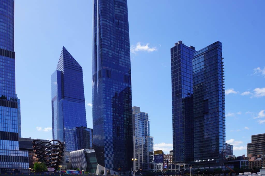 New York Vessel - eingebettet zwischen Hochhäusern