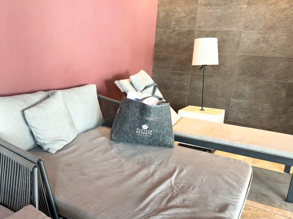 Liegen im Poolbereich des Hotels