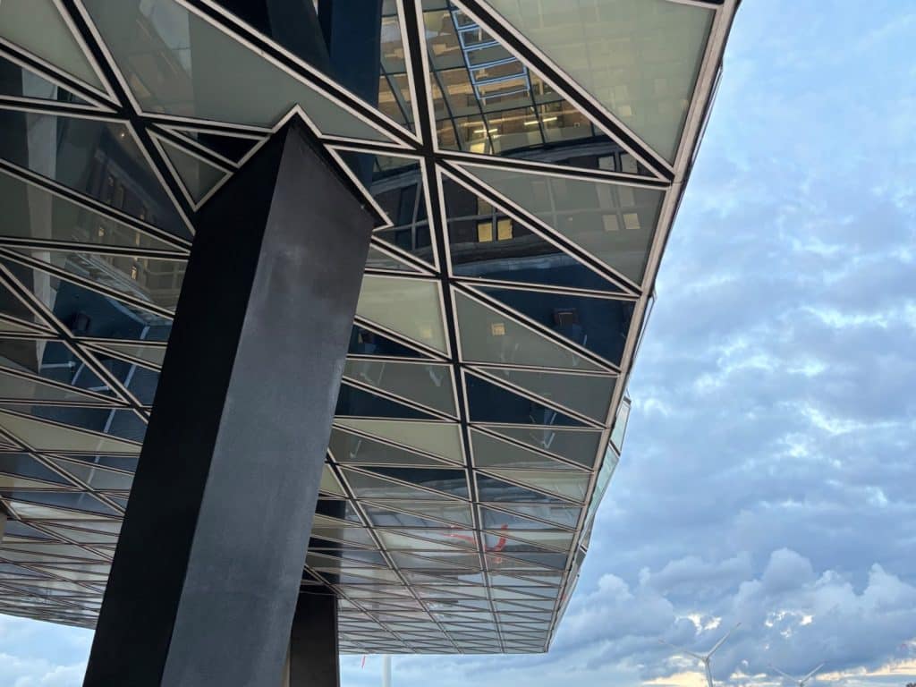 Blick von unten zum Neubau des Port House Antwerpen