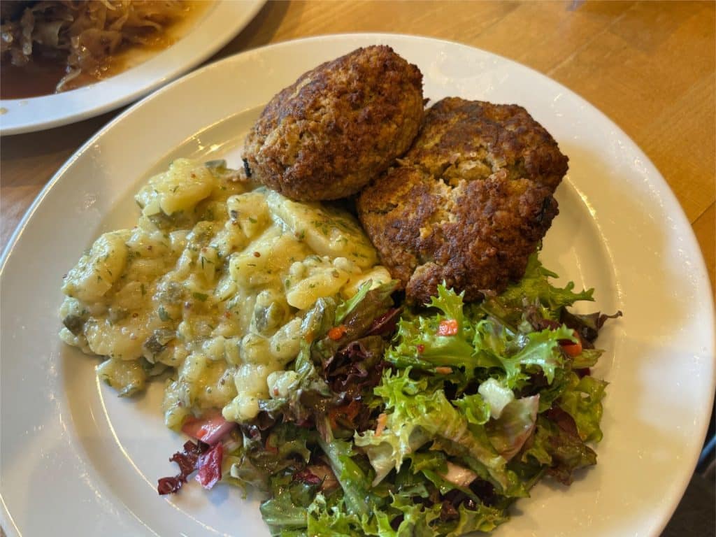 Georgbraeu : Boulette mit Kartoffelsalat