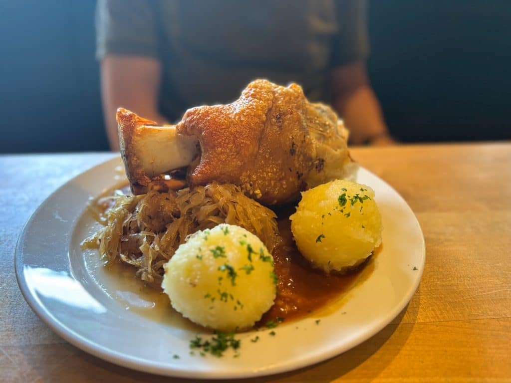 Haxe mit Sauerkraut und Klößen