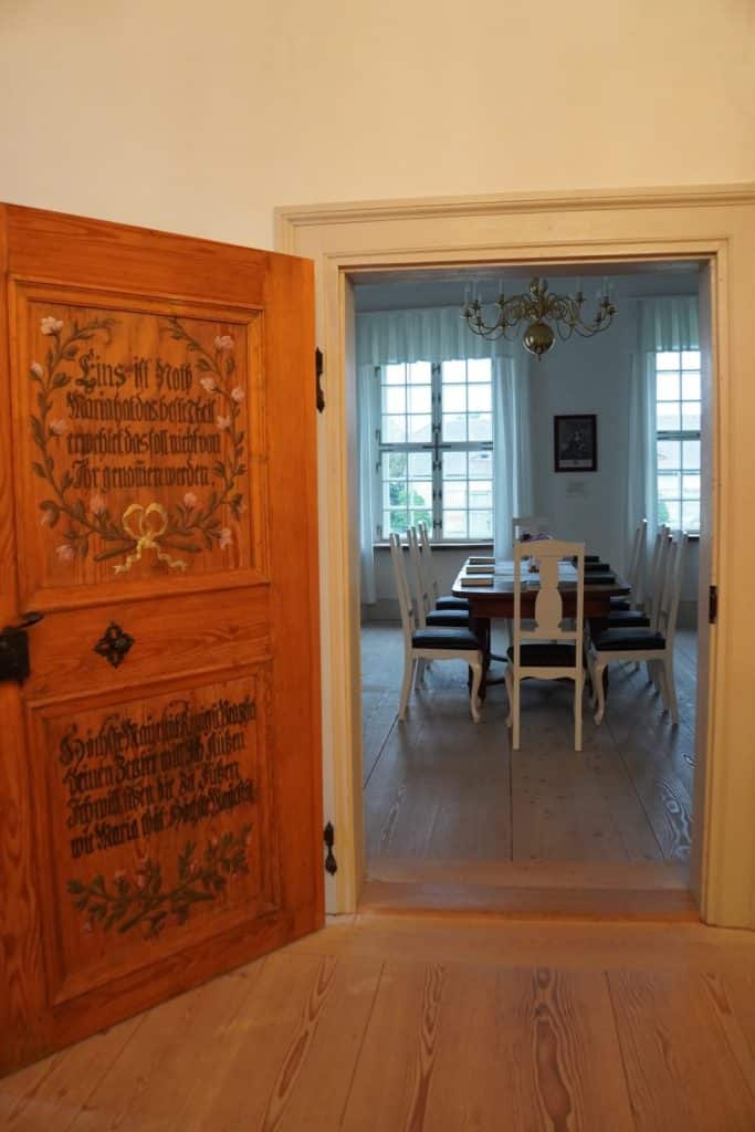 Zinzendorf-Schloss: historischer Schriftzug an einer Tür