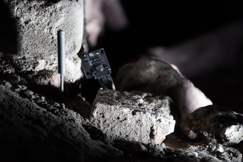 Sensor zwischen den Steinen