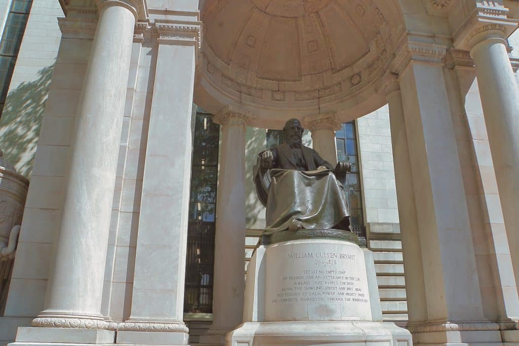 Eine Bronzestatue des sitzenden William Cullen Bryant befindet sich unter einem prachtvollen, säulengestützten Marmorpavillon im Bryant Park in New York. Das Denkmal zeigt den Dichter auf einem hohen Sockel, in den sein Name, Lebensdaten und ein Gedicht eingraviert sind.