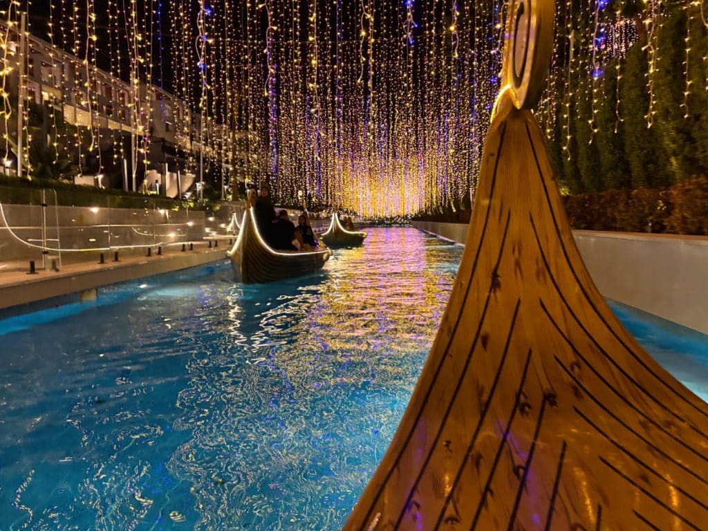 Mit der Gondel über den Hotelkanal im Rixos Radamis