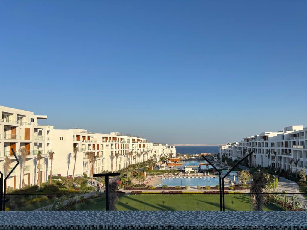 Blick von der Hotellobby bis zum Meer