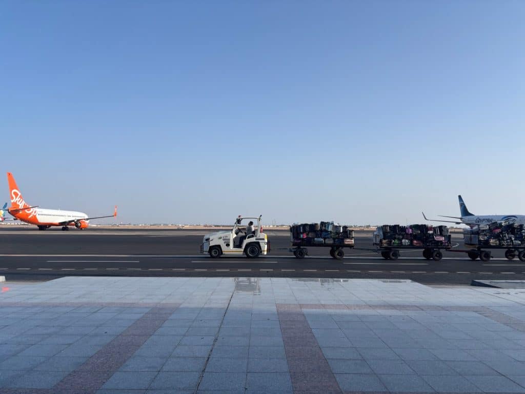 Koffer auf dem Weg zum Flugzeug