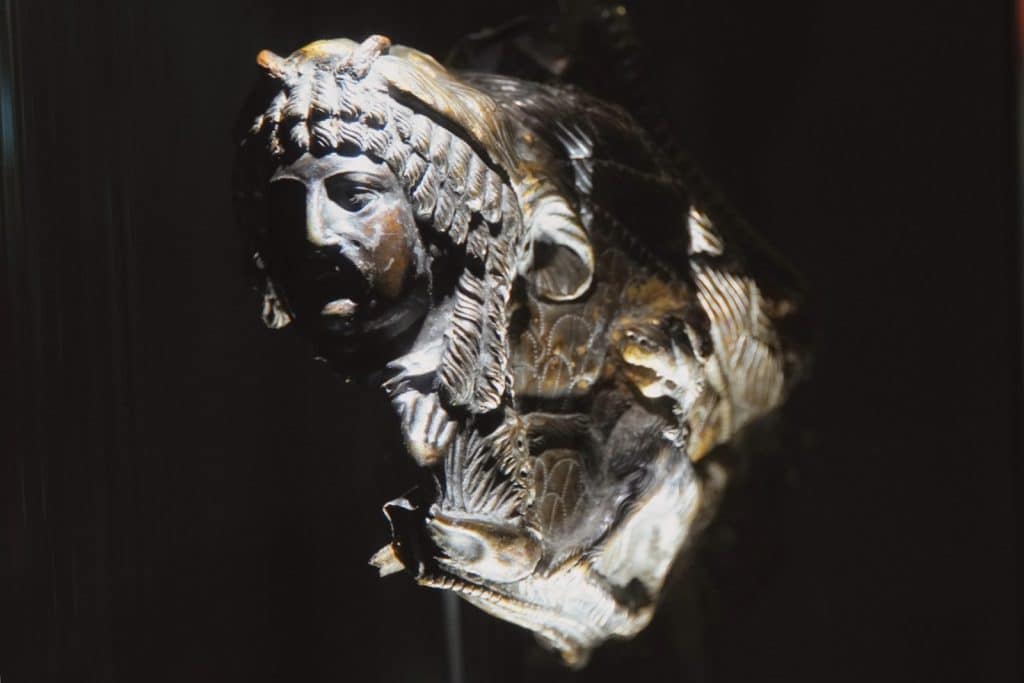 Eine detailreiche, bronzene Skulptur eines Männerkopfes mit lockigem Haar und kleinen Hörnern, ausgestellt im Museum Hoge Woerd in Utrecht.