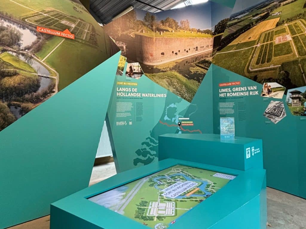 Ein Ausstellungsraum im Waterline Museum bei Utrecht zeigt großflächige Wandgrafiken und eine interaktive Karte zum UNESCO-Welterbe der Holländischen Wasserlinien sowie zum römischen Castellum Fectio.