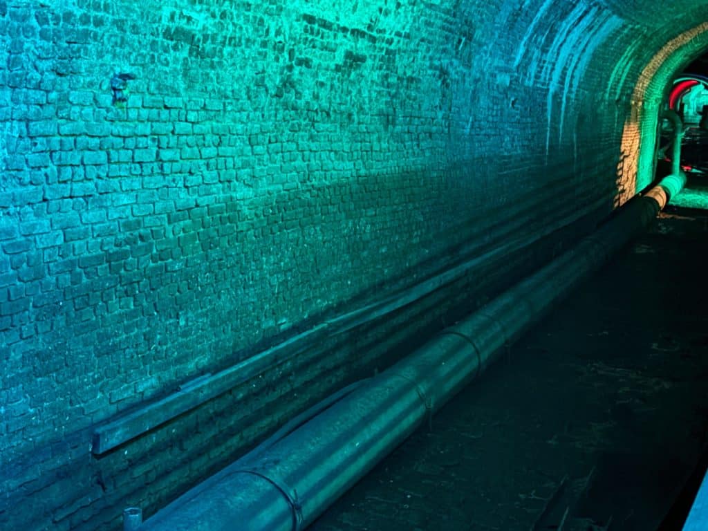 modernes Abwasserrohr im alten Kanal in Antwerpen