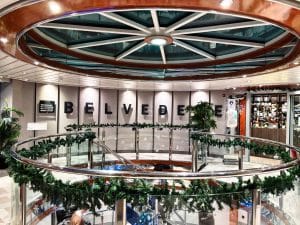 weihnachtlich geschmücktes Atrium der Belvedere
