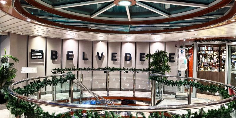 weihnachtlich geschmücktes Atrium der Belvedere