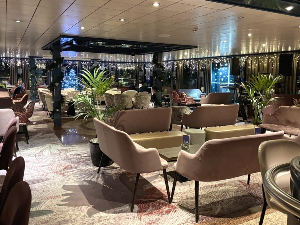 Barbereich und Aufenthaltsraum auf dem Flusskreuzfahrtschiff