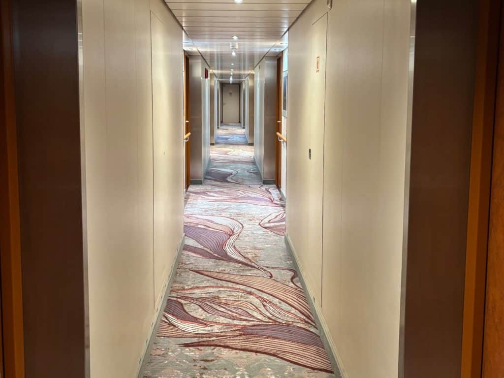 Gang zwischen den Kabinen